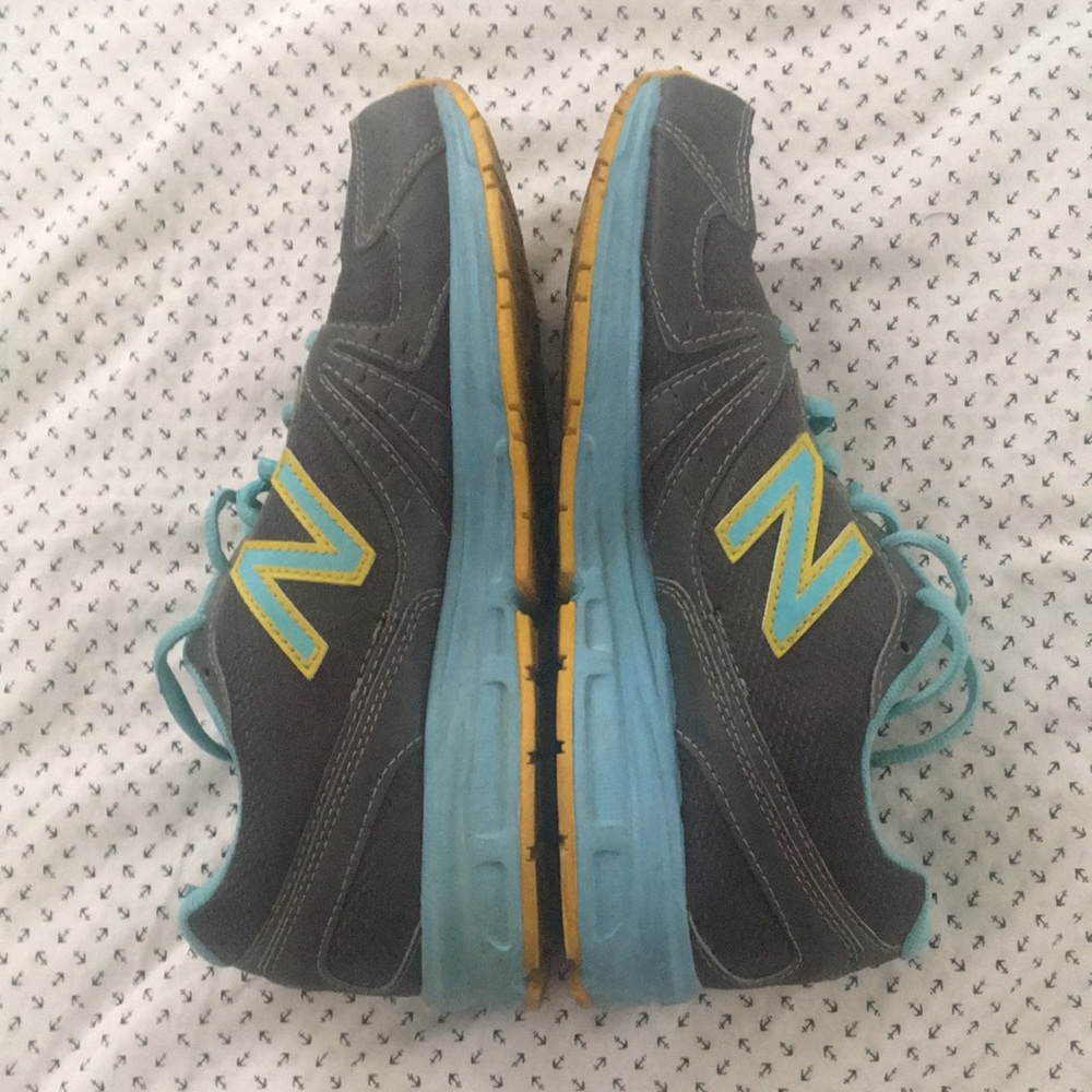 NEW BALANCE 380 athletic shoes size 7 gently used, clean, no stains - Picture 6 of 8